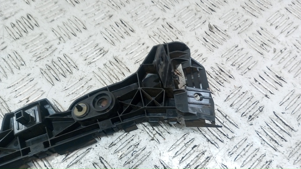 Кронштейн заднего бампера правый