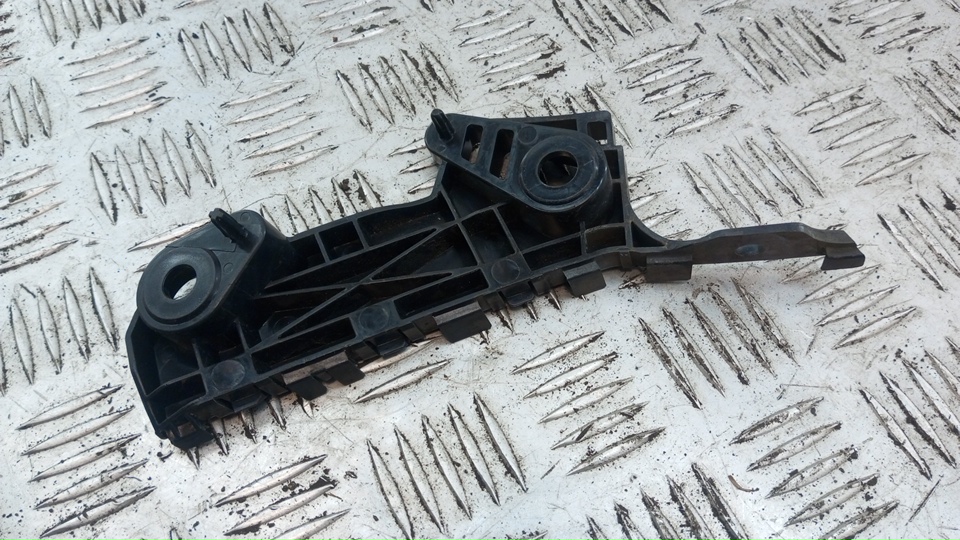 Кронштейн переднего бампера левый