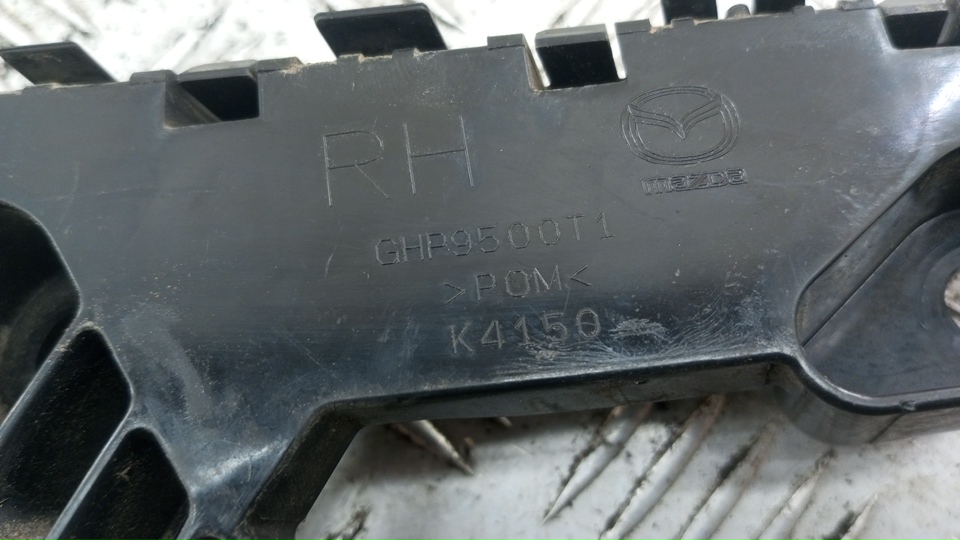 Кронштейн переднего бампера правый