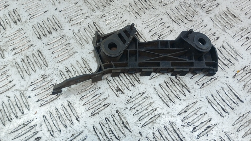 Кронштейн переднего бампера правый