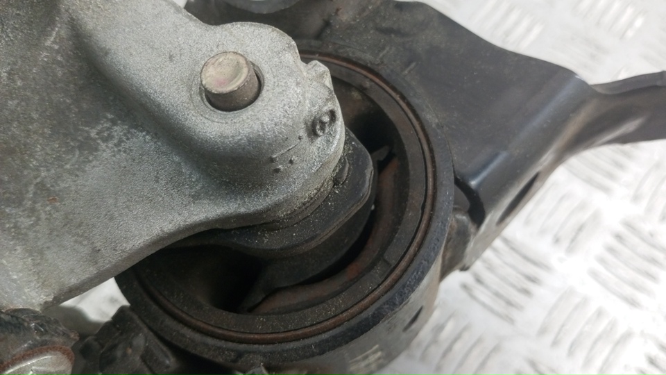 Опора двигателя левая