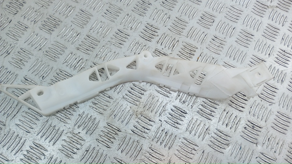 Направляющая заднего бампера левая