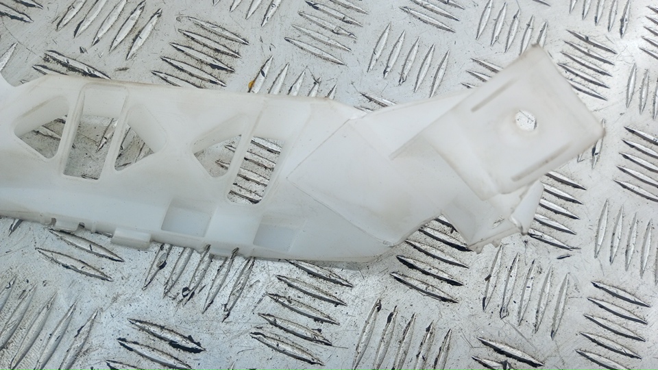 Направляющая заднего бампера левая