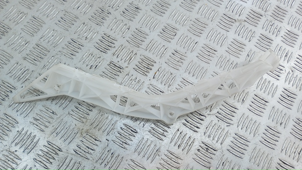 Направляющая заднего бампера левая