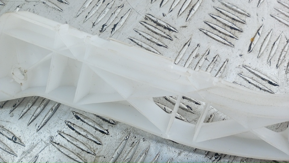 Направляющая заднего бампера левая