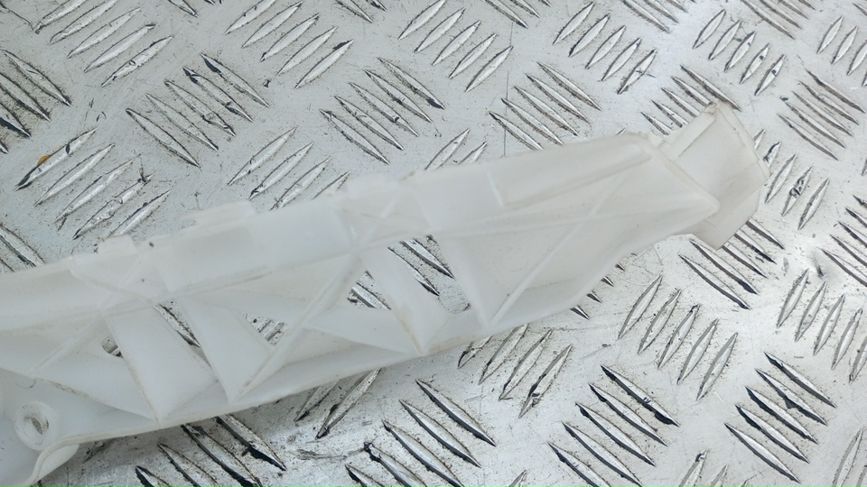 Направляющая заднего бампера левая