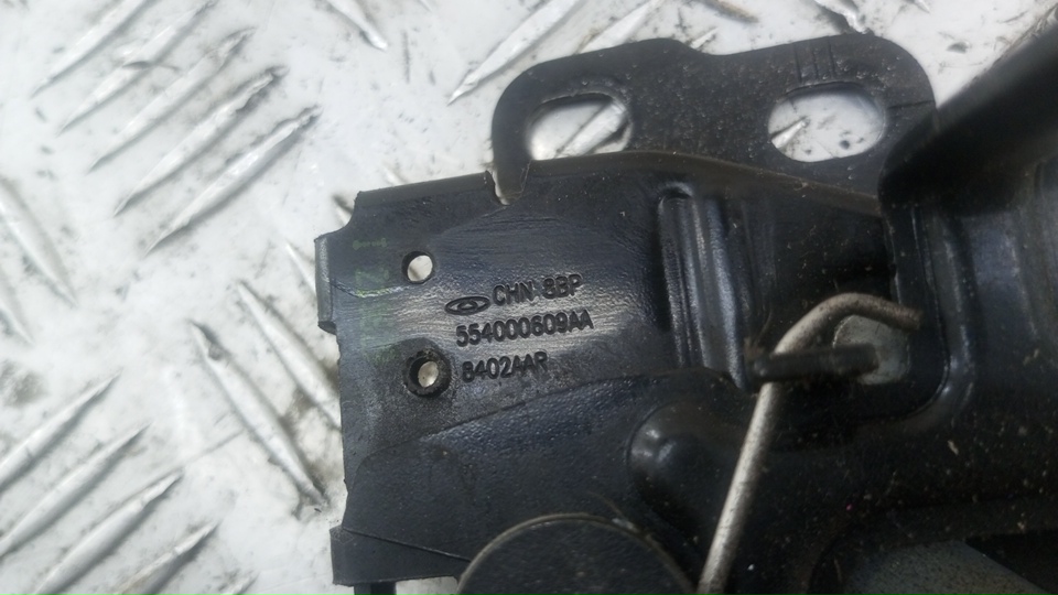 Замок капота