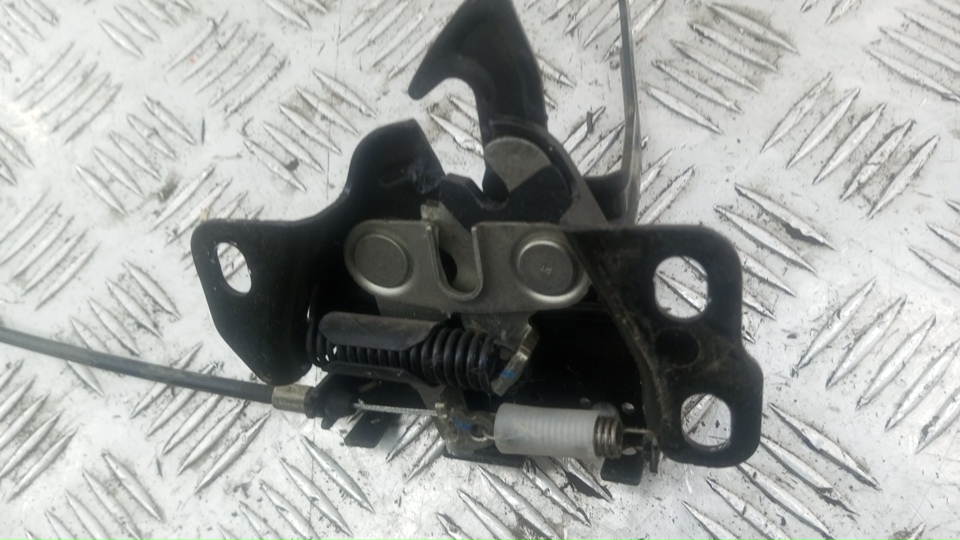 Замок капота