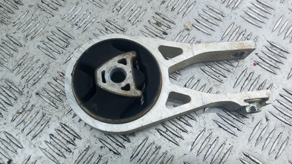 Опора двигателя задняя