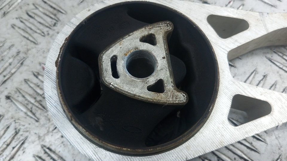 Опора двигателя задняя