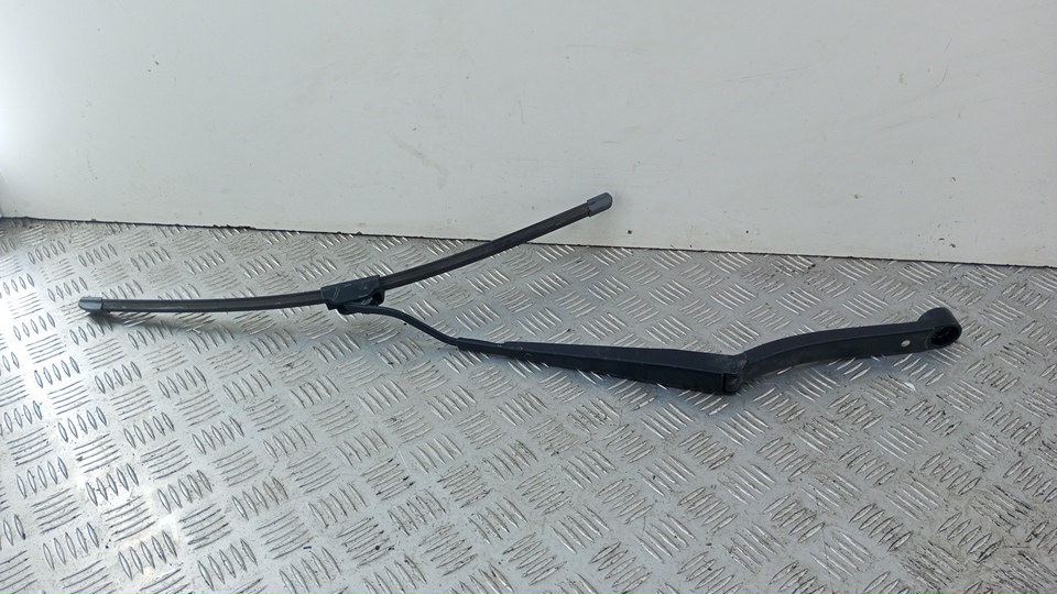 Поводок стеклоочистителя передний левый