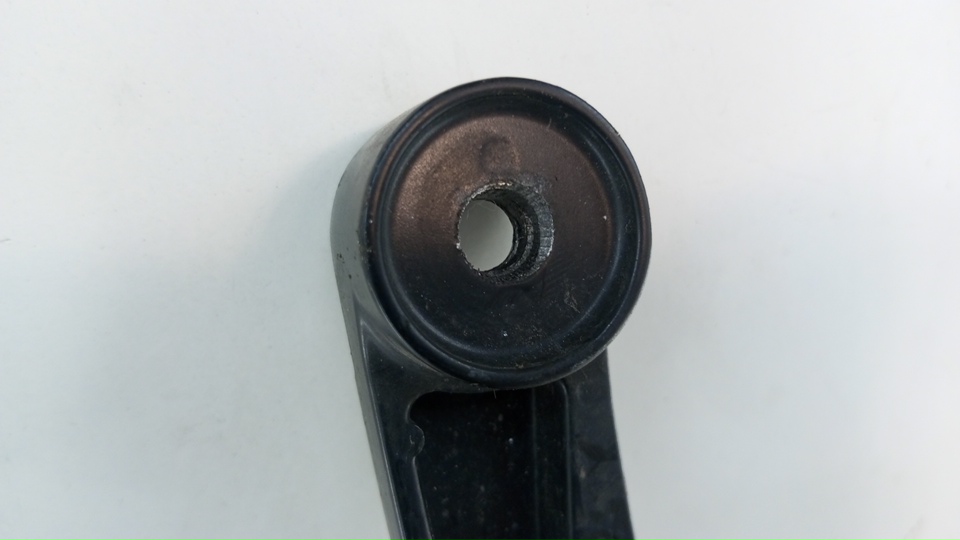 Поводок стеклоочистителя передний левый