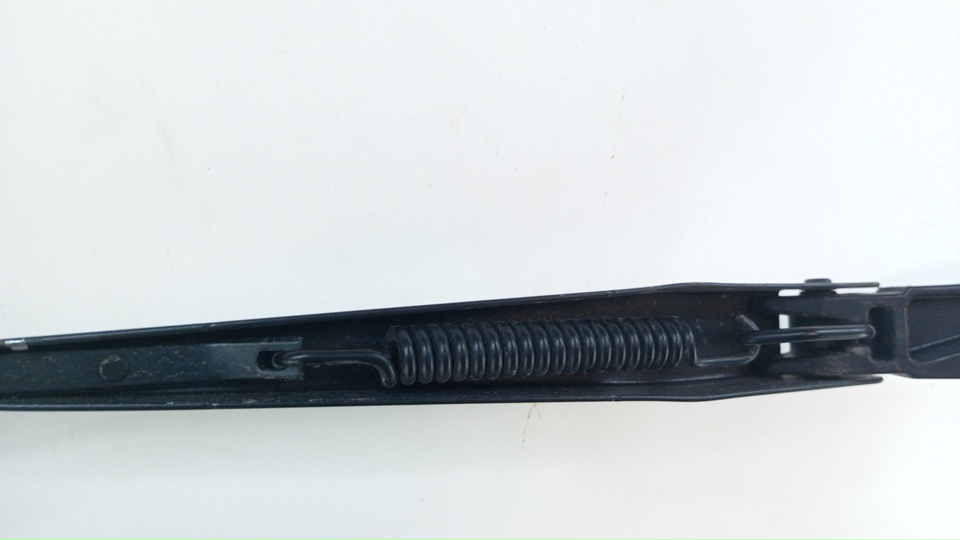 Поводок стеклоочистителя передний левый