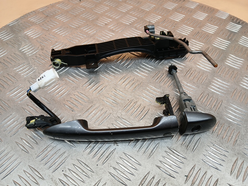 Ручка двери передней наружная правая