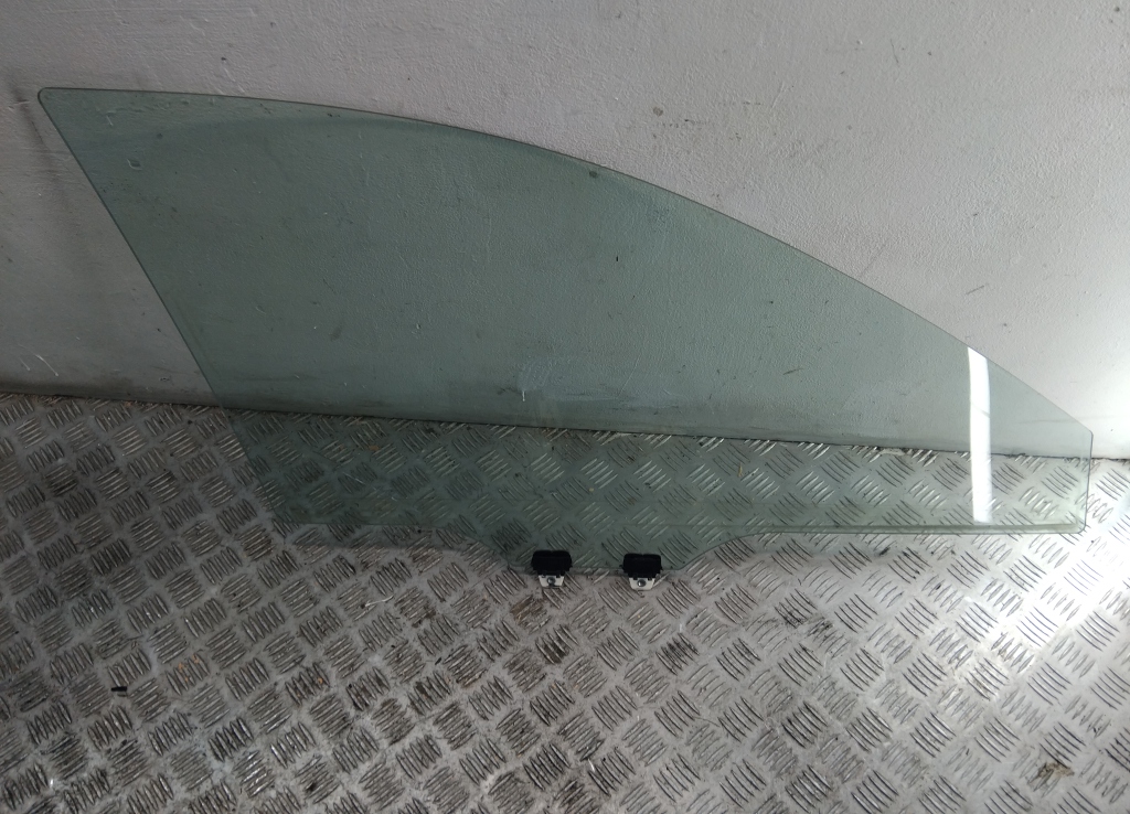 Стекло двери передней левой