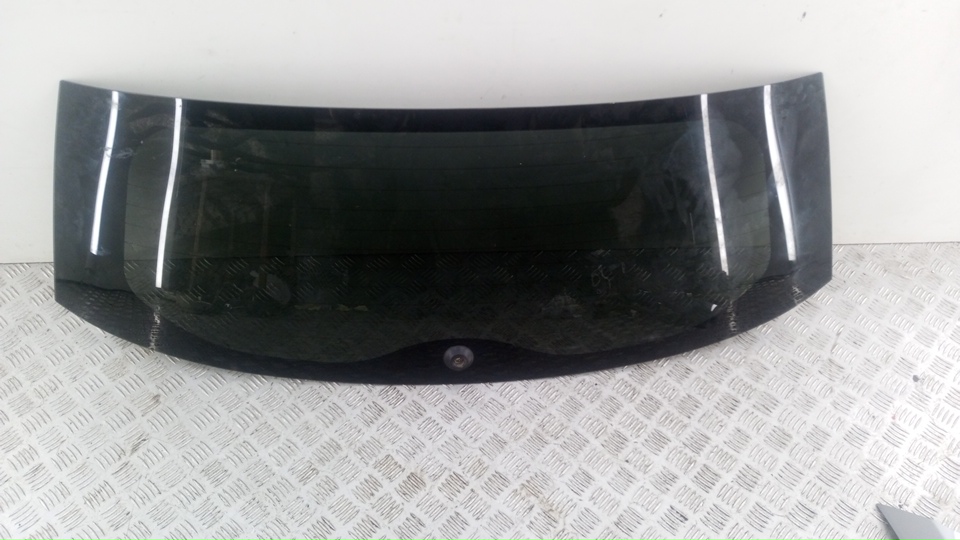 Стекло двери багажника