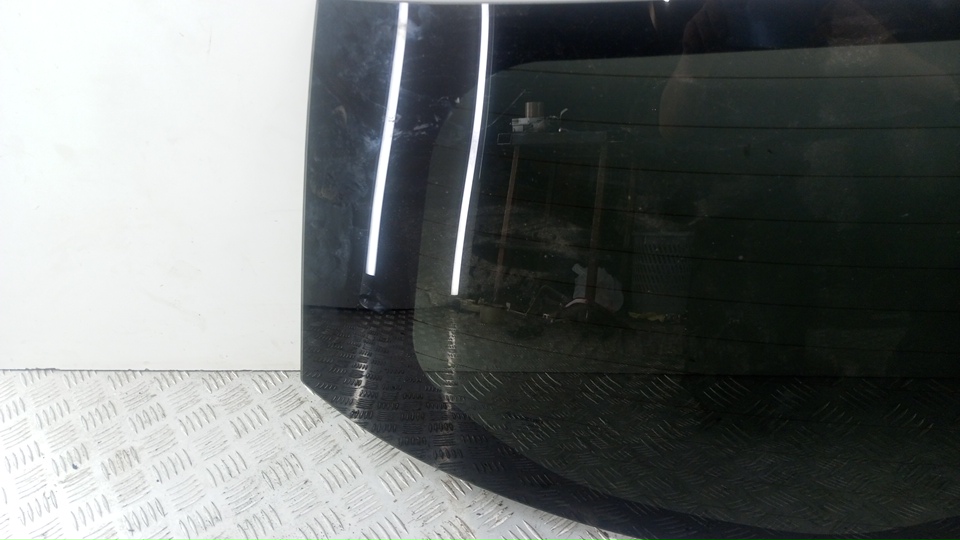 Стекло двери багажника