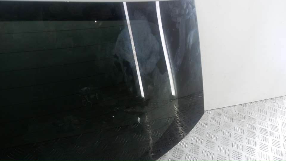 Стекло двери багажника