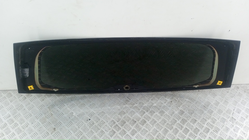 Стекло двери багажника