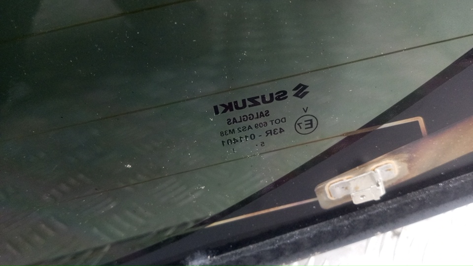 Стекло двери багажника