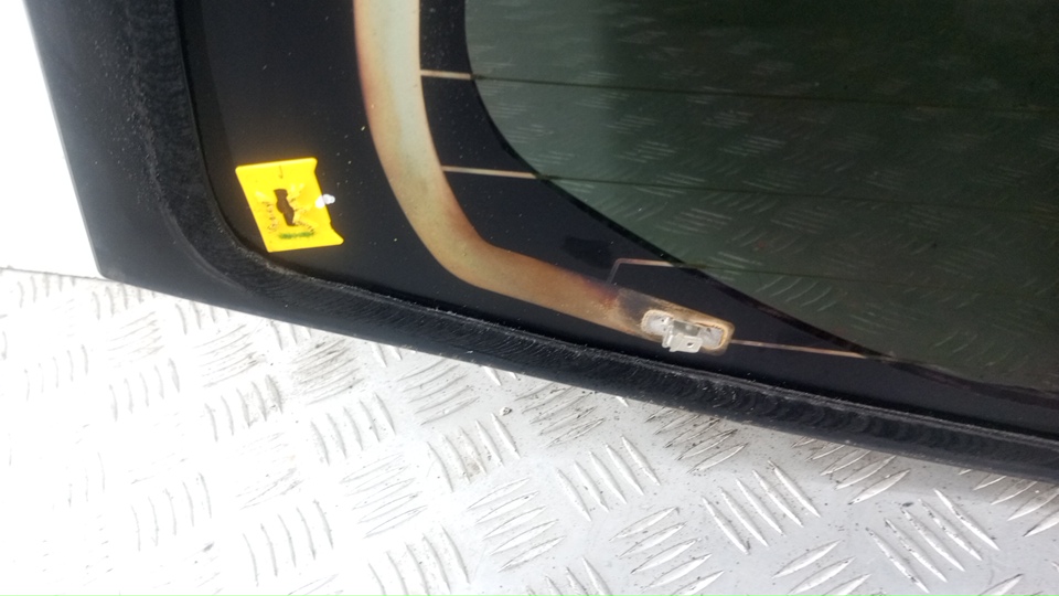 Стекло двери багажника