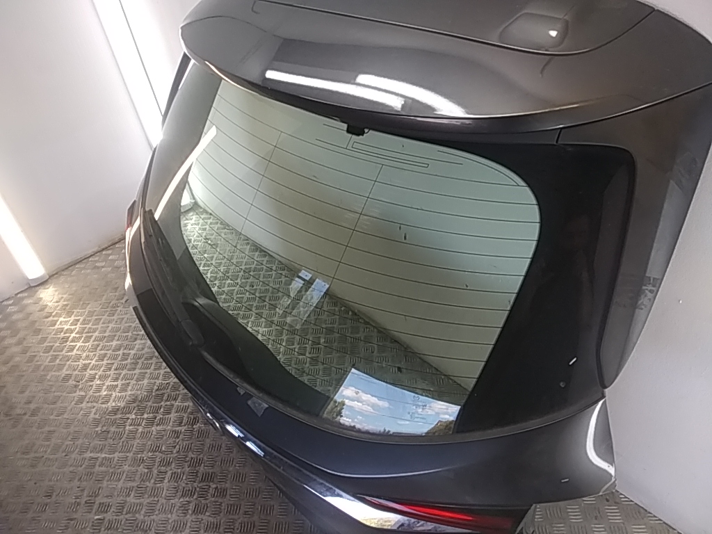 Стекло двери багажника