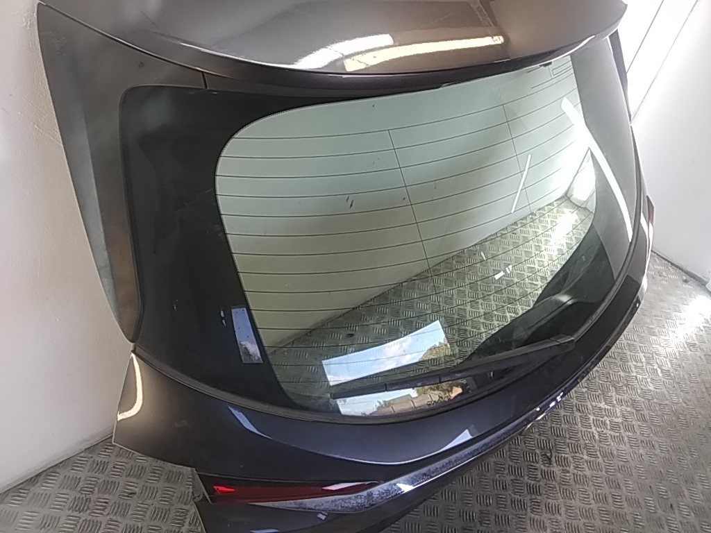 Стекло двери багажника