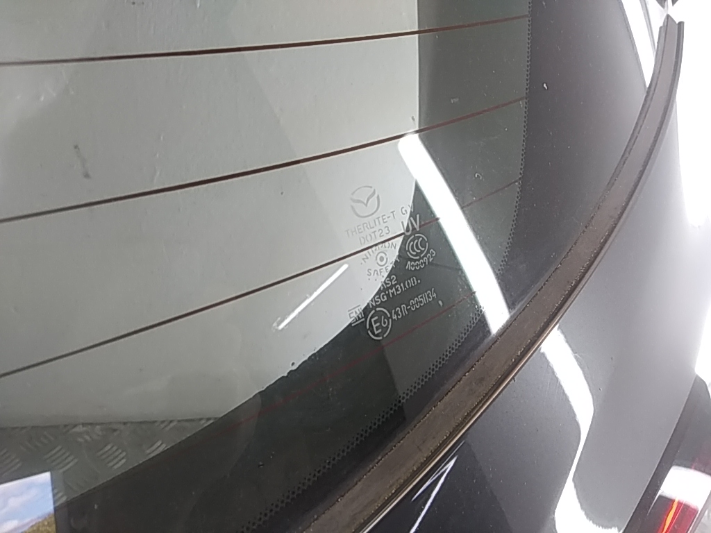 Стекло двери багажника