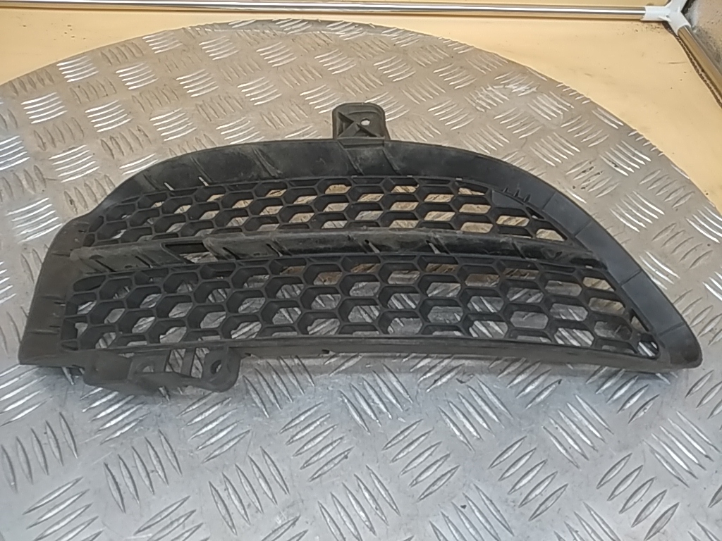 Решетка в бампер правая