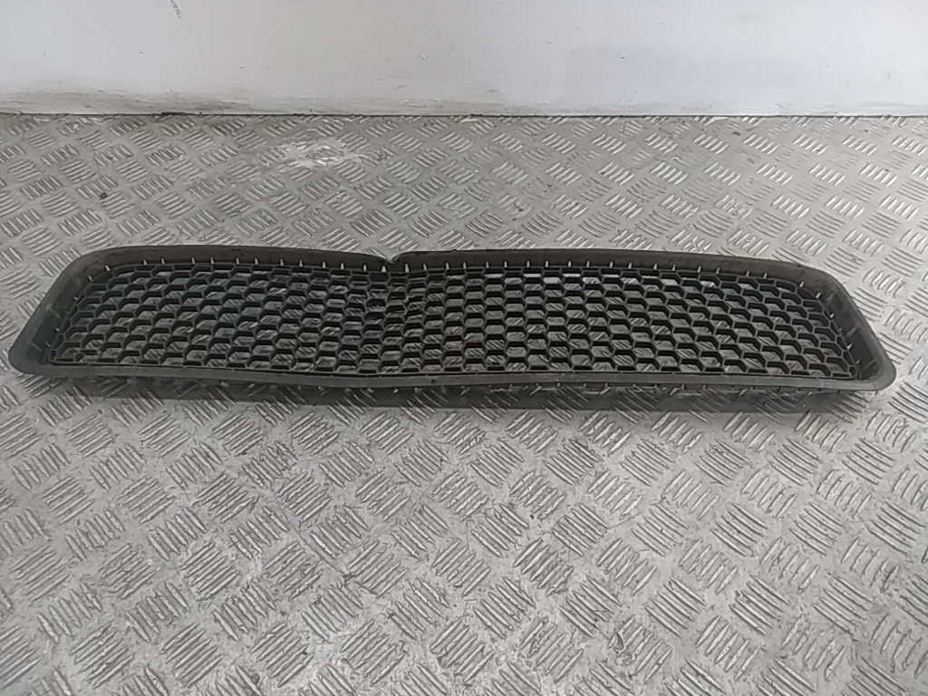 Решетка в бампер центральная