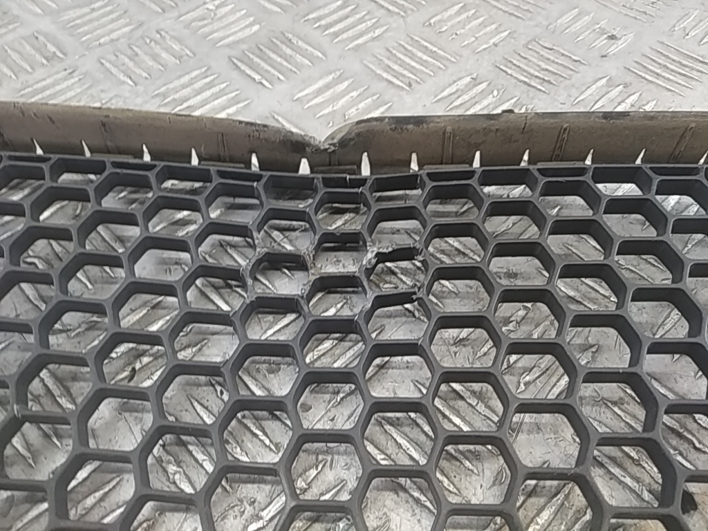 Решетка в бампер центральная