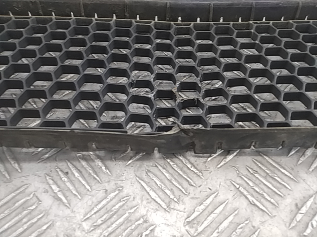 Решетка в бампер центральная