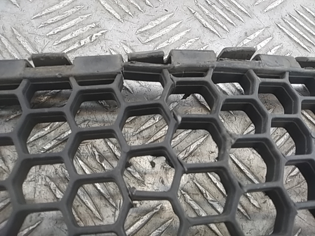 Решетка в бампер центральная