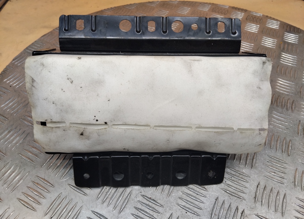 Подушка безопасности пассажирская (в торпедо)