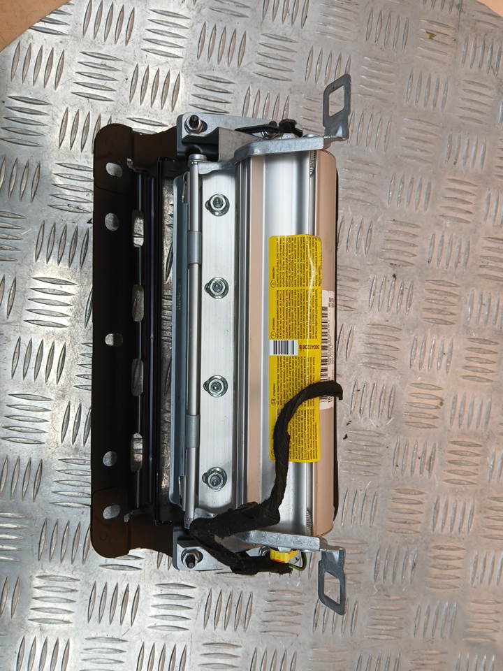 Подушка безопасности пассажирская (в торпедо)