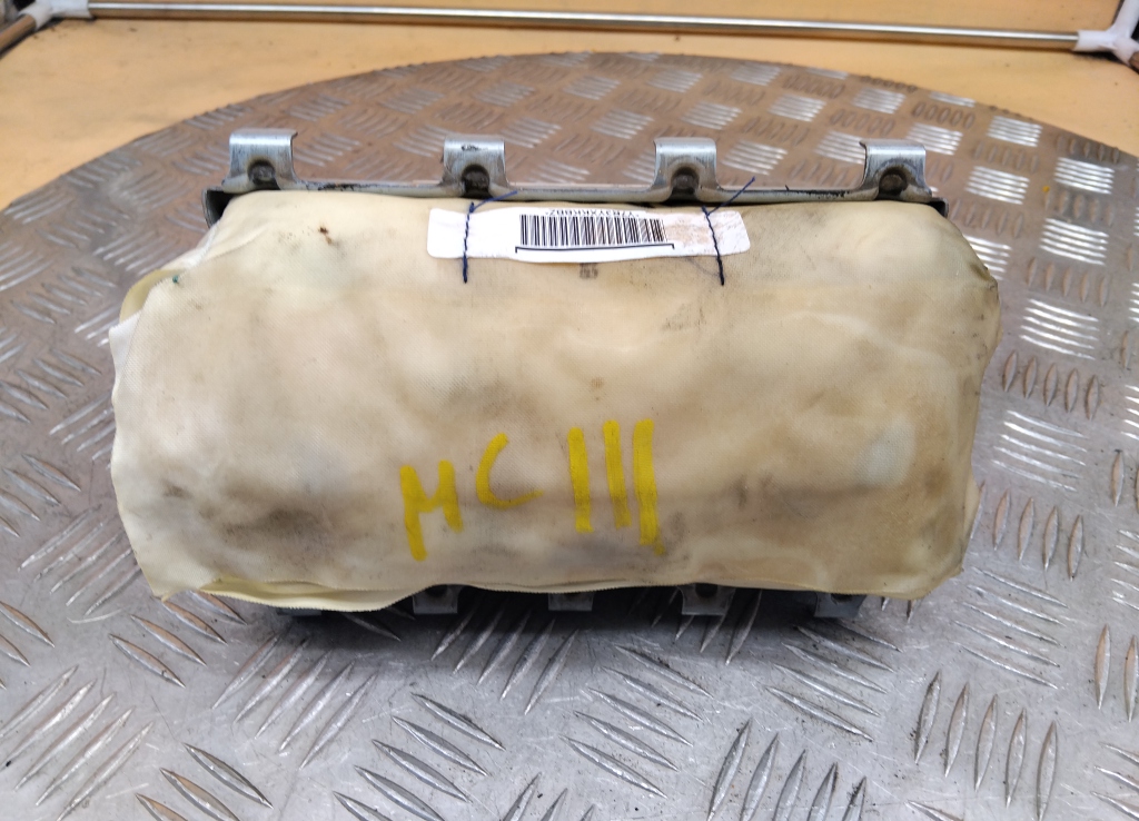 Подушка безопасности пассажирская (в торпедо)