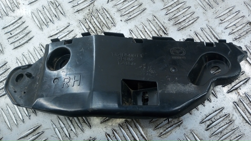 Кронштейн переднего бампера правый