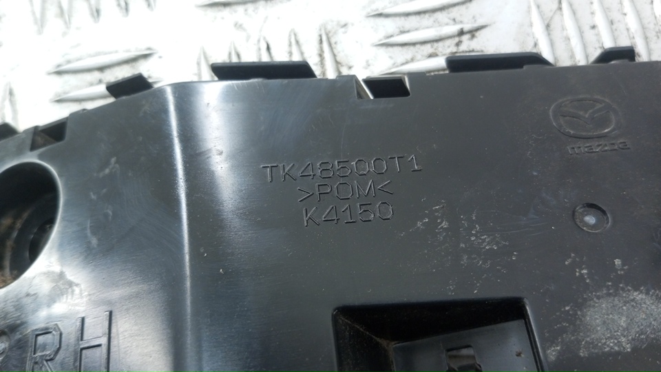 Кронштейн переднего бампера правый