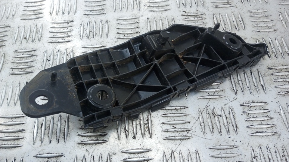 Кронштейн переднего бампера правый