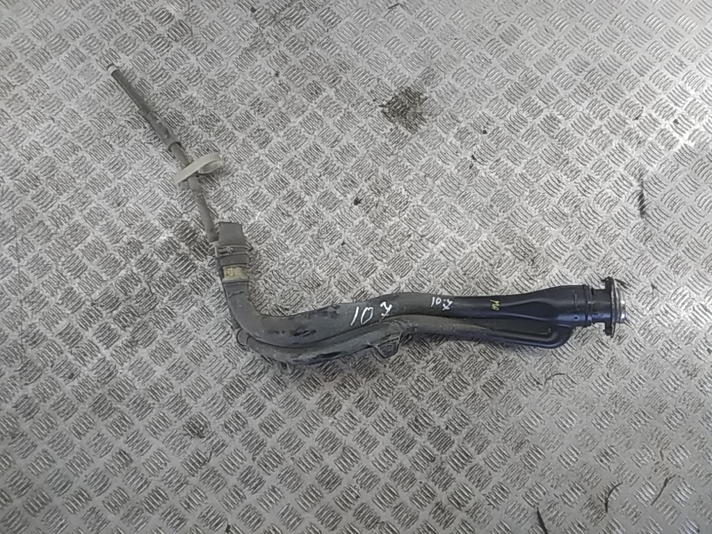 Горловина топливного бака