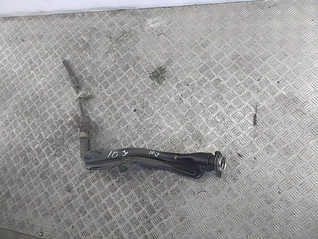 Горловина топливного бака