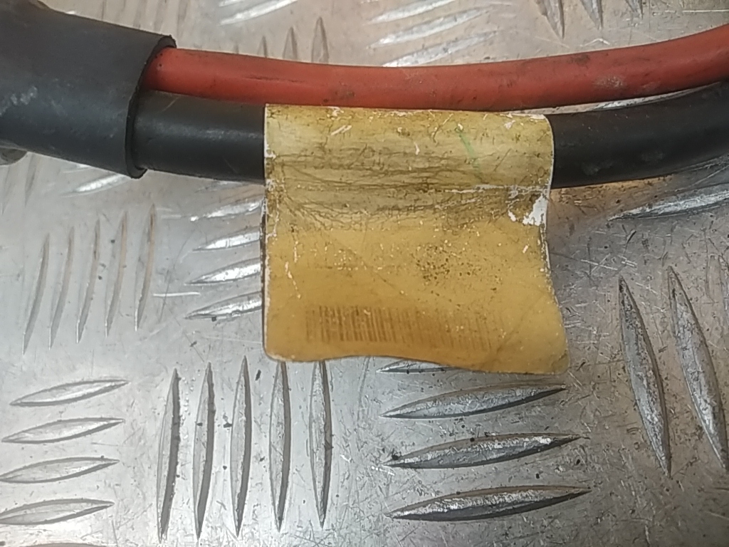 Клемма аккумулятора +