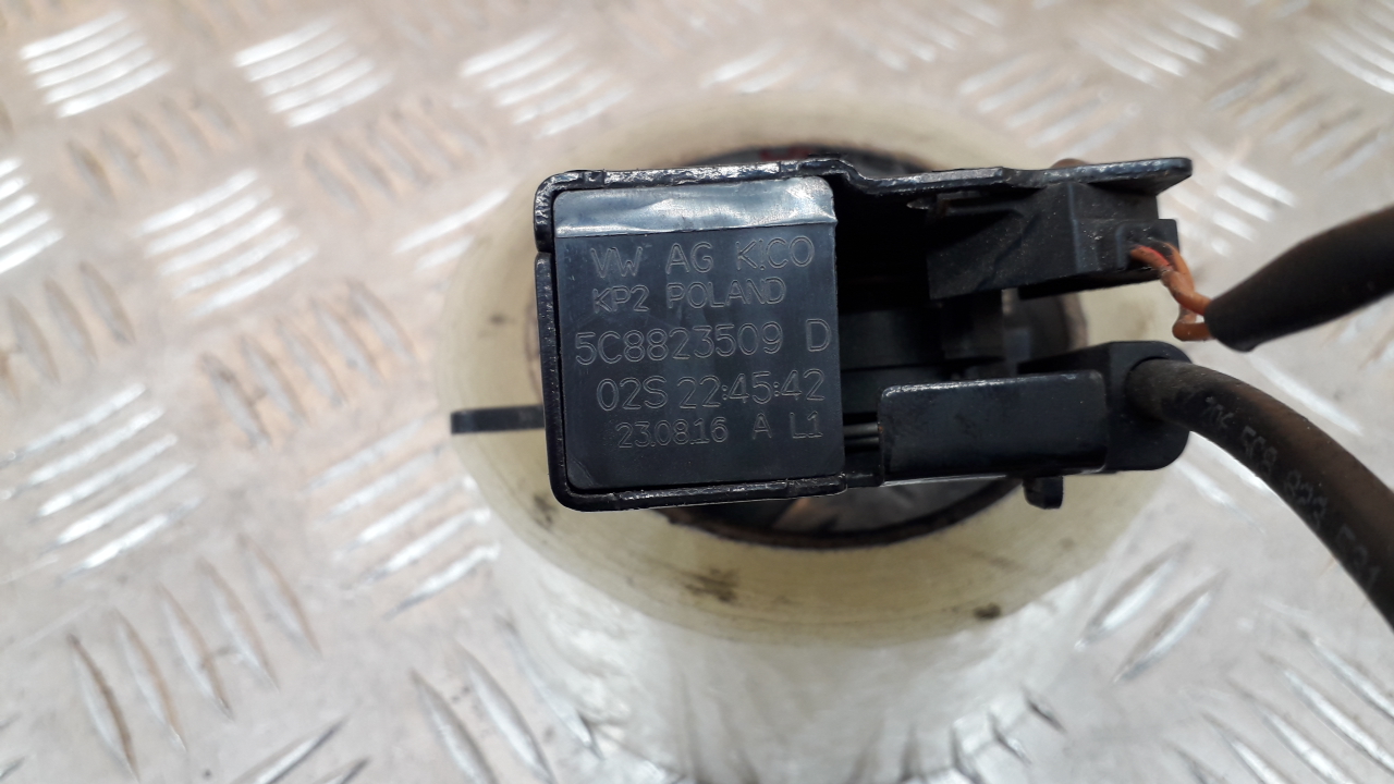 Замок капота