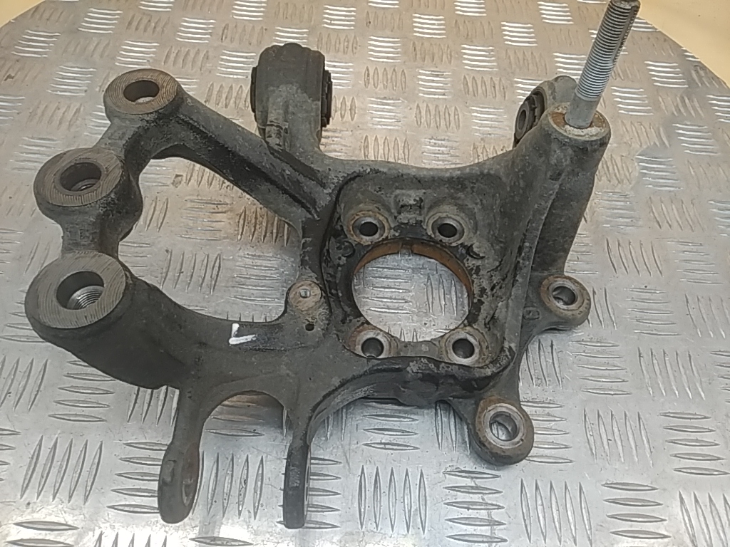 Кулак поворотный задний левый