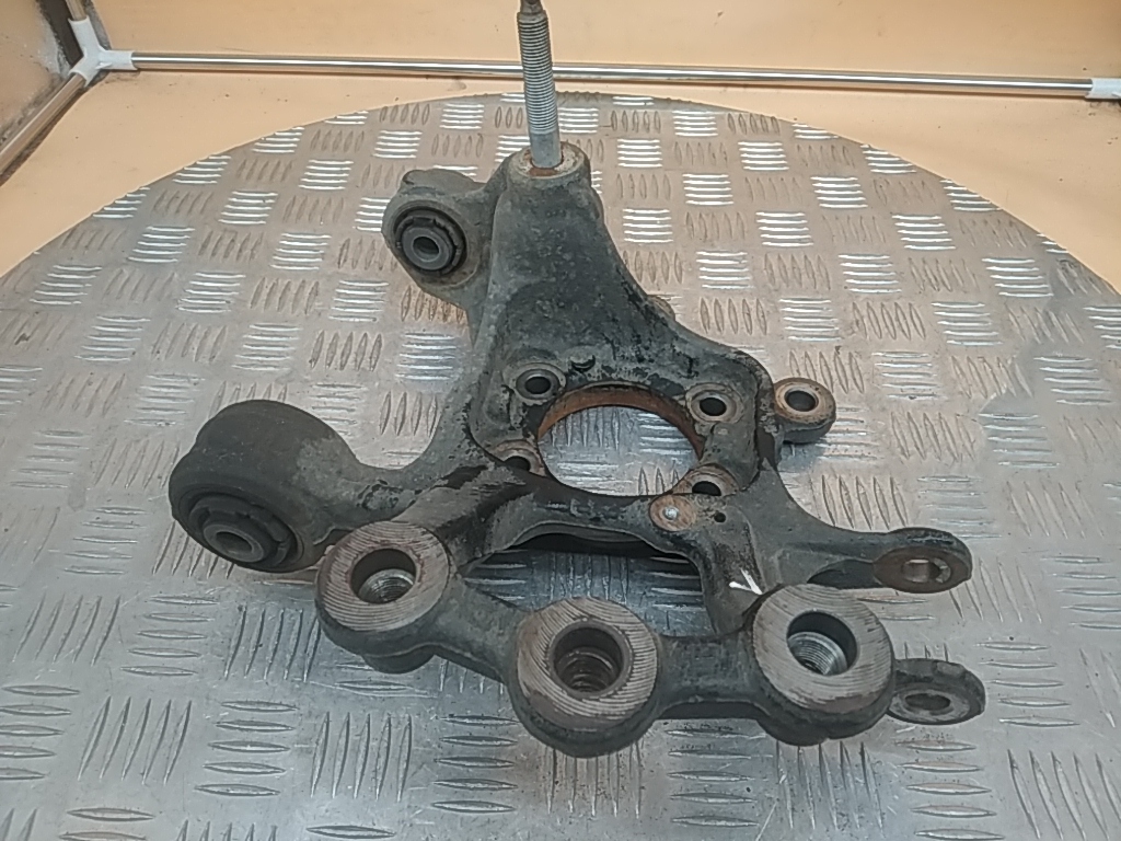 Кулак поворотный задний левый