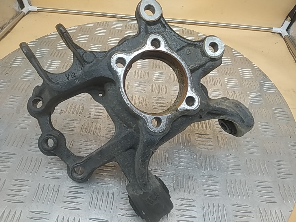 Кулак поворотный задний левый