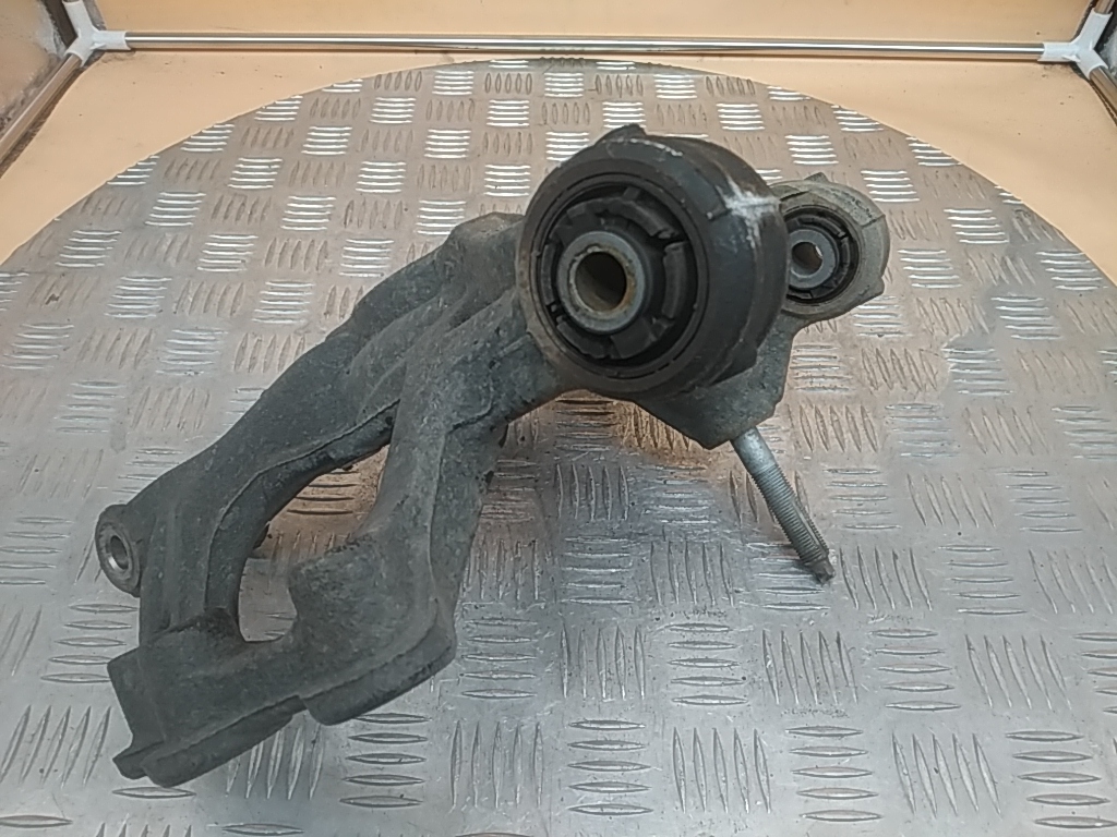 Кулак поворотный задний левый