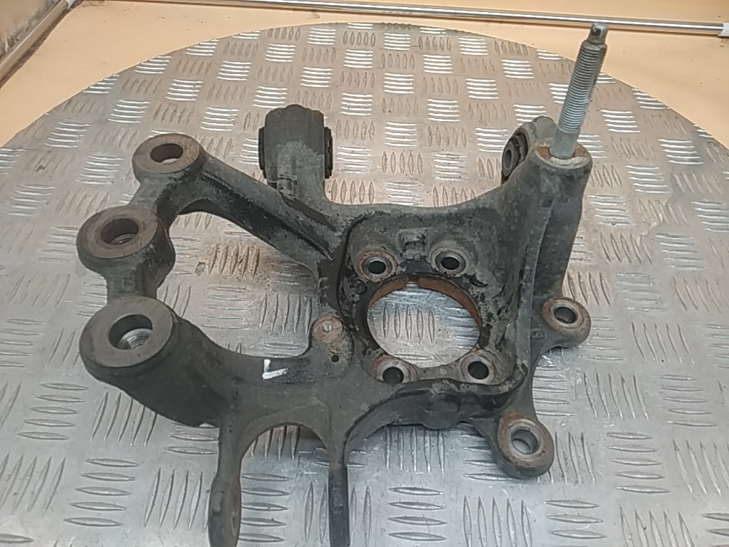 Кулак поворотный задний левый