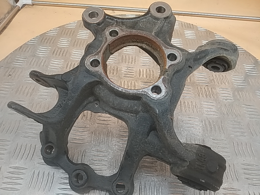 Кулак поворотный задний левый