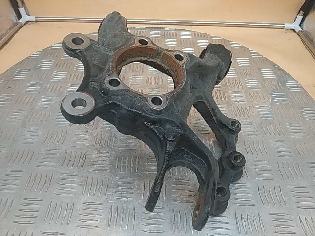 Кулак поворотный задний левый